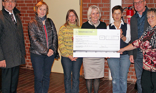 Bürgermeister Thomas Pink (links) überreichte dem Team der Suppenküche als vorgezogenes Weihnachtsgeschenk einen Spendenscheck über 2.000 Euro. Foto: Stadt Wolfenbüttel