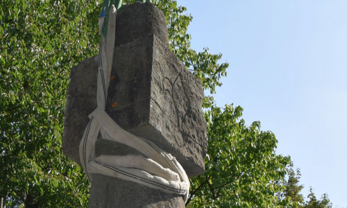 Skulptur „Königin“ hat neue Heimat im Pfalzgarten gefunden. Fotos: Stadt Goslar