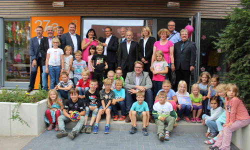 Kinder, Erzieher und Vertreter der Stadt bei der Eröffnung des neuen Gebäudes für die Schulkindbetreuung in Leiferde. Fotos: Max Förster