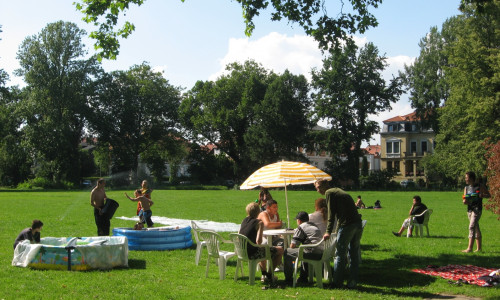 Das Jugendfreizeitzentrum veranstaltet in den Ferien abwechslungsreiche Aktionen für Groß und Klein. Hier: Wasserspaß auf der Wiese. Foto: Privat