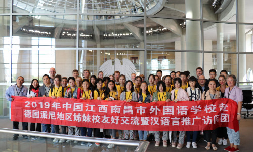 Die chinesischen Austauschschüler beim Gruppenfoto im Bundestag. Foto: Büro Hubertus Heil MdB