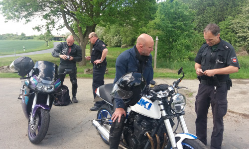 Heute fand eine Verkehrskontrolle der Polizei Schladen statt, in der es primär um Motorradfahrer ging. Fotos/Video/Podcast: Christina Ecker/Polizei Schladen