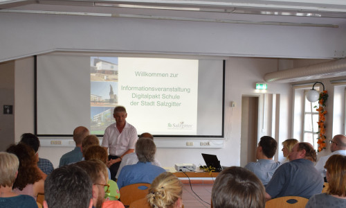 Die Auftaktveranstaltung mit Oberbürgermeister Frank Klingebiel und den Schulleitungen am 14. Juni. Foto: Stadt Salzgitter