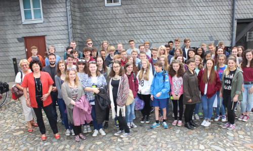 53 Jugendliche des britischen Cox Green School Orchestra gastieren derzeit in Goslar und geben einige Konzerte. Bürgermeisterin Renate Lucksch empfing  die Gäste am Montag. Fotos: Anke Donner 