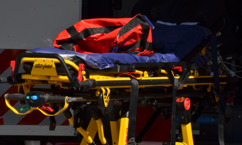 Rettungssanitäter brachten den Verletzten ins Wolfsburger Klinikum. Symbolfoto: Sandra Zecchino