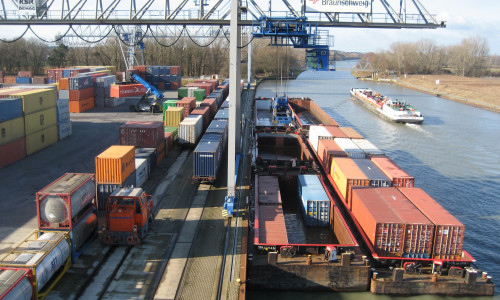 Schiffs- und Bahnverladung am Containerterminal Braunschweig.               
Foto: Hafen