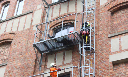 Mensch wird von der Feuerwehr aus luftiger Höhe gerettet. Fotos: Max Förster
