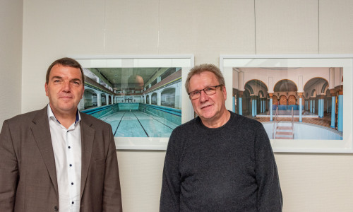 (von links) Axel Burghardt, Geschäftsführer Klinikum und Hobbyfotograf Hubertus Mahnkopf mit zwei seiner Fotografien.
Foto: Tanja Bischoff