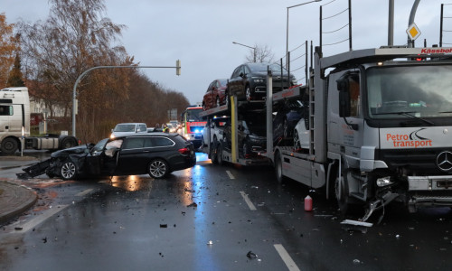Nach dem Crash liefen aus beiden Fahrzeugen große Mengen Betriebsflüssigkeiten aus. Foto: Rudolf Karliczek