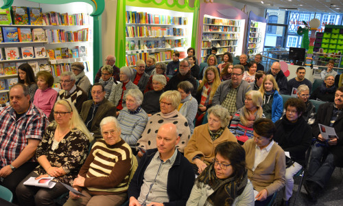 80 Besucher lauschten in der Buchhandlung den Worten des Pastors Frank Niemann. Foto: Privat