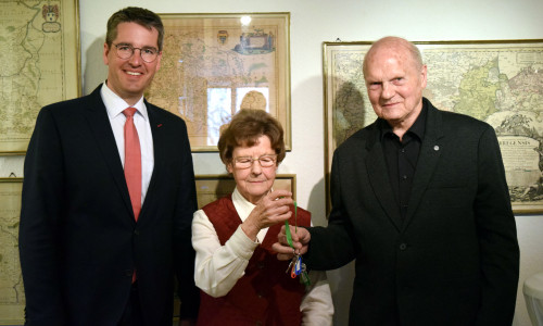 Zur Freude von Waltraud Schulz-Warber und Dr. Oliver Junk übernimmt Jörg Utz Hapke mit dem Museumsverein die Schlüssel für die Brieger Heimatstube. Foto: Stadt Goslar