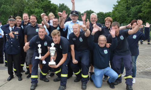 Die Feuerwehr Schulenrode holt sich den Pokal. Foto: Freiwillige Feuerwehren der Gemeinde Cremlingen