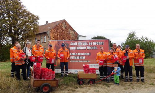Die Feuerwehr verteilte Eimer um neue Mitarbeiter zu werben. Foto: Freiwillige Feuerwehr Semmenstedt