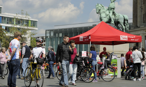 Die „fahrradtage" auf dem Schlossplatz informierten Freizeitradler und Sportler über neue Trends rund um das Thema Fahrradfahren. Fotos: Braunschweig Stadtmarketing GmbH / Daniel Möller