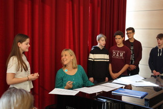 Gesangsdozentin Britta Rex arbeitete in einem Workshop mit den Chören der Schule. Foto: THG