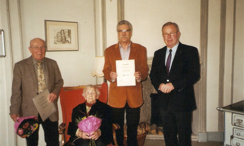 Heinz Grimmig (10 Jahre), „Alterspräsidentin“ Irmgard Knoop (40 Jahre) und Rudolf Fricke (30 Jahre) mit dem hiesigen AWO-Ortsvereinsvorsitzenden Hans-Joachim Kröger. Foto: Privat