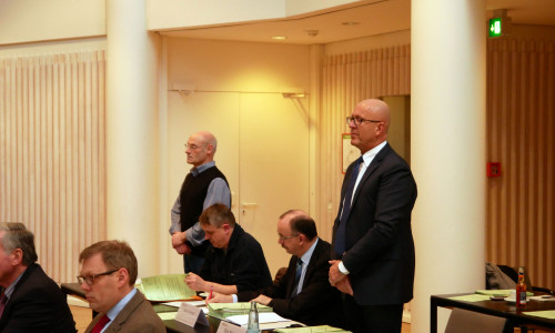 Die AfD-Kreistagsfraktion in Person von  Dr. Tyge Claussen (erster von links) und Frank Schmidt (dritter von links) verurteilt politisch motivierte Gewalt.  Archivfoto: Alexander Panknin