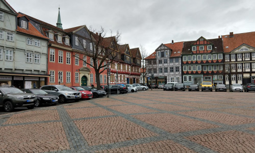 Die Randbeparkung auf dem Wolfenbütteler Stadtmarkt wurde nach dem Abbau des Weihnachtsmarktes 2019 verboten. (Archivbild)