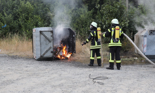 Die Container mussten erst umgekippt werden, um über den Boden an das brennende Papier zu kommen. Fotos: Rudolf Karliczek