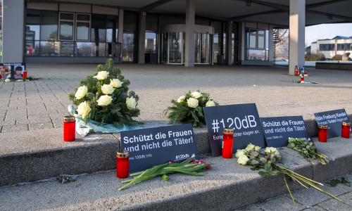 Vor dem Rathaus in Salzgitter wurden Kerzen und Banner aufgestellt. Fotos: Karliczek 