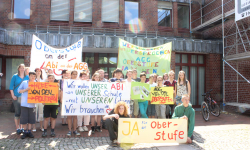 Schüler der Adolf-Grimme-Gesamtschule demonstrierten vor der Kreisverwaltung für eine Oberstufe an ihrer Schule. Fotos: Anke Donner 