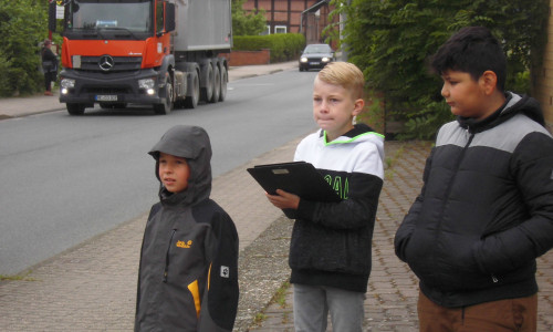 Am Steinweg beobachteten die Grundschüler den Verkehr und kamen einigen Rasern auf die Schliche. Fotos: Verkehrswacht Wolfsburg