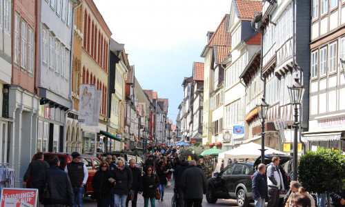 Der Altstadtflohmarkt mit verkaufsoffenem Sonntag lädt zum stöbern ein. Foto: Max Förster 