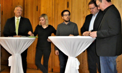 Frank Oesterhelweg (CDU), Imke Byl (Die Grünen), Victor Perli (Die Linke), Marcus Bosse (SPD) und Pfarrer Rolf Adler (Umweltbeauftragter der Landeskirche Braunschweig). Foto: Bodo Walther