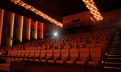 Kinosaal im Astor-Filmtheater in Braunschweig. Das Kino wurde kurz vor der Pandemie erst aufwändig renoviert.