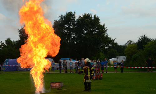 Der Workshop zum Thema Brandschutzerziehung. Teamer Daniel Schafberg zeigt den Jugendlichen was passiert, wenn man Wasser auf brennendes Fett schüttet. Fotos: Kreis-Jugendfeuerwehr Goslar