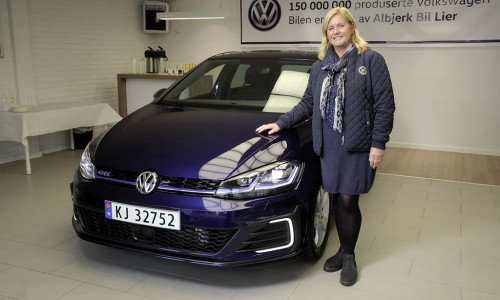 Turid Sedahl Knutsen nahm den 150-millionsten Volkswagen, einen Golf GTE, in Lier (Norwegen) entgegen. Foto: Volkswagen