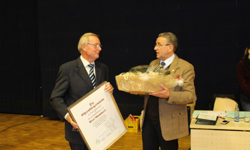 Bürgermeister Thomas Pink überreichte dem ehemaligen Bürgermeister Axel Gummert die Urkunde zur Ehrenbürgerwürde samt Geschenkekorb. Fotos: Jan Borner