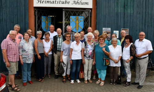 Einige Gäste der CDU-Besuchergruppe und die Ehrenamtlichen der Heimatstube Ahlum freuten sich über eine gelungene Veranstaltung. Foto: Corina Sielemann