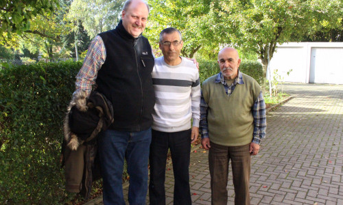 Mit großer Freude wurde Andreas Memmert (links) von der Flüchtlingsfamilie in Werlaburgdorf begrüßt und auch gleich zum Tee eingeladen. Fotos/Video: Max Förster