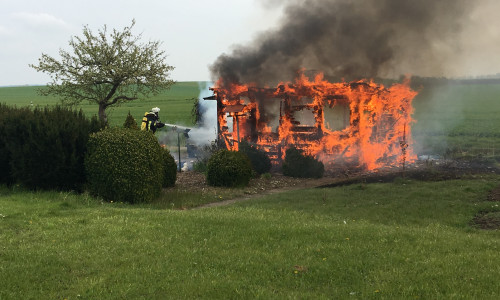 Die Gartenlaube stand komplett in Flammen. Foto: FFW Oderwald /Kunze