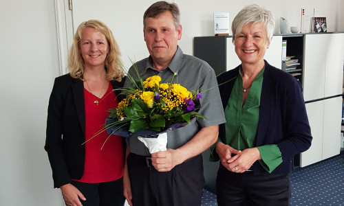 Sandra Wehr, Werksleiterin des ALW (links) und Landrätin Christiana Steinbrügge (rechts) gratulierten Uwe Bobrowski zum Dienstjubiläum. Foto: Landkreis Wolfenbüttel