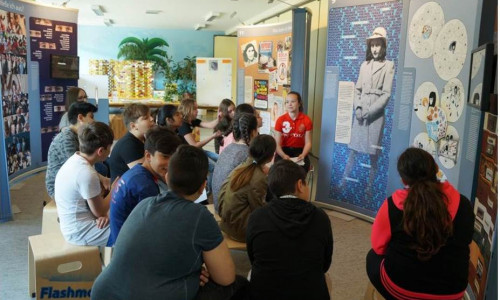 "Peer-Guides" bei der Begleitung von Schülergruppen im Rahmen der Anne-Frank-Ausstellung (Frühjahr 2017 in der Leonardo-Da-Vinci-Gesamtschule). Foto: Stadt Wolfsburg