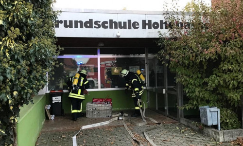Feuerwehrleute dringen in die Grundschule ein.

Foto: Feuerwehr Baddeckenstedt