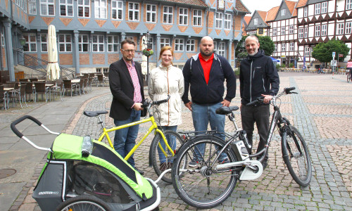 Ivica Lukanic, Valerie Dubiel, Florian Röpke und Professor Sven Strube („Lautlos“ durch Deutschland). Foto: Stadt Wolfenbüttel