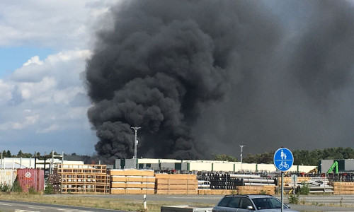Schwarzer Rauch über dem Firmengelände. Fotos und Video: aktuell24/BM