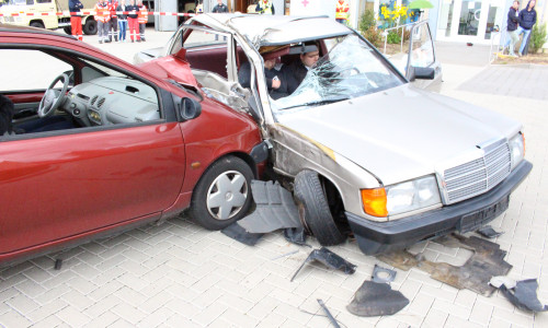 Bei dem Unfall entstand ein Schaden von schätzungsweise 12.000 Euro. Symbolfoto: Max Förster