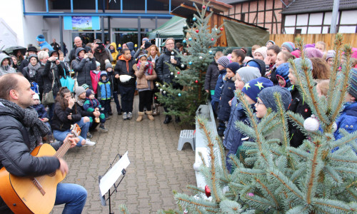 In Fümmelse wurde am Samstag der Weihnachtsmarkt eröffnet. Fotos: Anke Donner