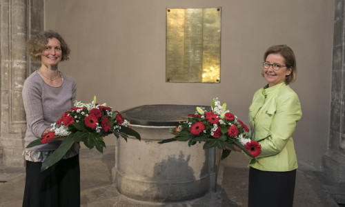 Bürgermeisterin Anke Kaphammel und Dompredigerin Cornelia Götz legten Blumen an der Ruhestätte nieder. Foto: Peter Sierigk/Braunschweig Stadtmarketing GmbH
