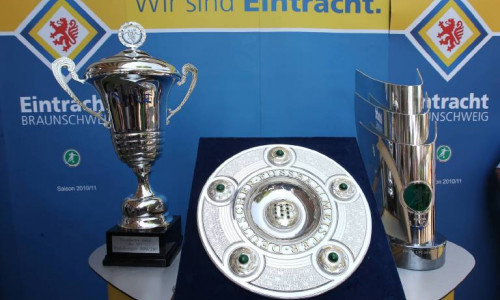 Von links: NFV-Pokal, Meisterschalenreplik von 1967 und der Meisterpokal der 3. Liga - die Ausbeute von 2011 darf 2019 gerne wieder so ausfallen. Foto: imago/Hübner
