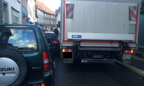 Die Marktstraße ist eng, schlecht geparkte Fahrzeuge erschweren den Berufsfahrern das Durchkommen unnötig. Foto: Anke Donner