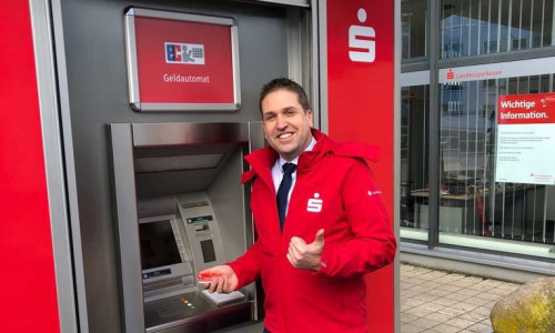 Filialleiter Thomas Wolff nimmt den mobilen Geldautomaten vor der Filiale Salzgitter-Fredenberg in Betrieb. Foto: Landessparkasse