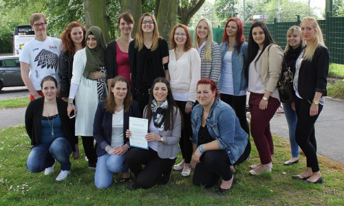 Auszubildende der Schule für Gesundheitsfachberufe am Klinikum Braunschweig (Kurs F13), haben den "Junge Pflege Preis 2015" gewonnen. Foto: Klinikum Braunschweig
