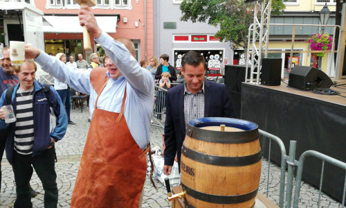 Bürgermeister Wittich Schobert eröffnet das Altstadtfest mit dem Bieranstich. Foto/Video: Sandra Zecchino