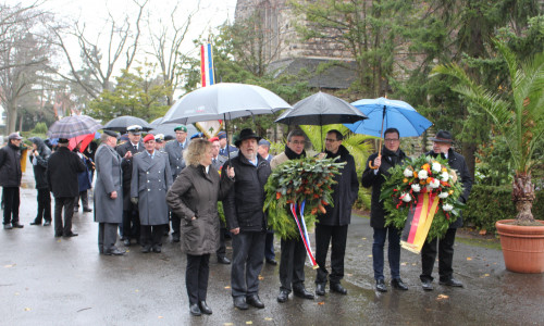 Die städtische Delegation trotzte dem Regen und legte einen Kranz am Ehrenmal auf dem Hauptfriedhof nieder. Fotos: Alexander Dontscheff