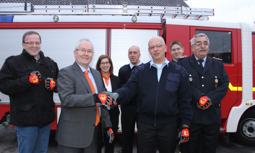 Am Donnerstagabend wurden der Feuerwehr Goslar neue Einsatzhandschuhe übergeben. Fotos: Anke Donner 